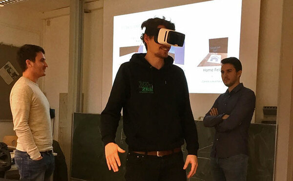 Student mit VR-Brille
