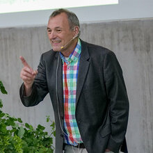 Prof. Rainer Luick moderiert auf der Bühne sein Abschiedssymposium