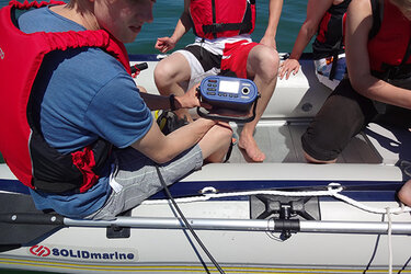Studierende mit Motorboot auf dem Bodensee - Methodenkurs Bodensee