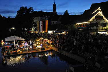 Blick auf das Rottenburger Neckarfest am Abend