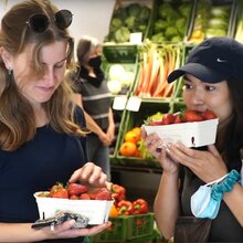 Zwei Frauen stehen im Supermart an einer Gemüsetheke