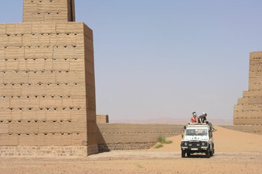 Studierende fahren mit Geländewagen in Marokko