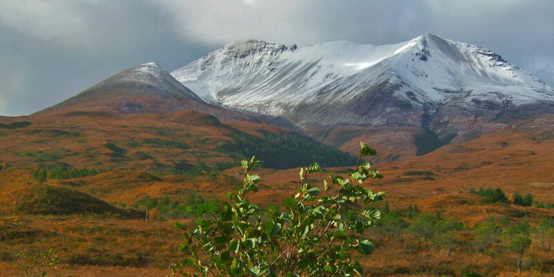 Landschaftsbild mit einem verschneiten Berg in Schottland