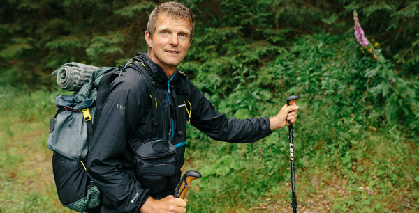 Der Waldwanderer Gerald Klamer steht im Wald und blickt in die Kamera