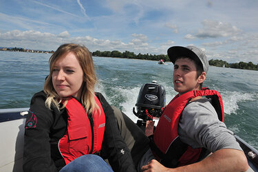 Studierende mit Motorboot auf dem Bodensee - Methodenkurs Bodensee