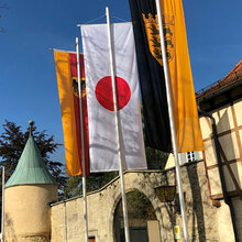 Gehisste Flaggen (Deutschland, Japan, Baden-Württemberg) vor dem Hauptgebäude der Hochschule Rottenburg
