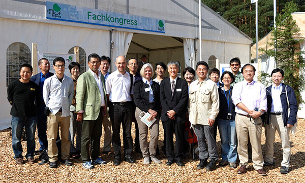 Teilausschnitt der japanischen Besuchergruppe beim VIP-Empfang auf der KWF-Tagung (10. Juni 2016, Roding, Bayern, Foto: mit freundlicher Genehmigung der KWF) 
