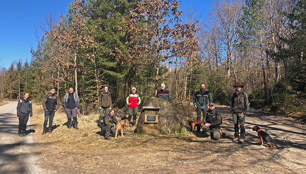 Gruppenfoto im Wald mit den neuen Erstsemestern im Studiengang Master Forstwirtschaft in Rottenburg