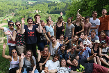 Gruppenfoto mit Studierenden auf einer Lehrfahrt im Biosphärengebiet Schwäbische Alb