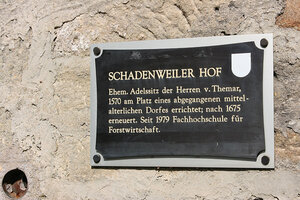 Hinweistafel am Eingangstor informiert über die Geschichte des Schadenweilerhofs