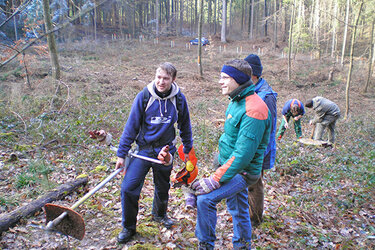 Studierende bei Pflanzübung im Lehrwald der Hochschule Rottenburg