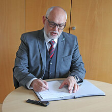 Rektor Bastian Kaiser unterzeichnet die Hochschulfinanzierungsvereinbarung