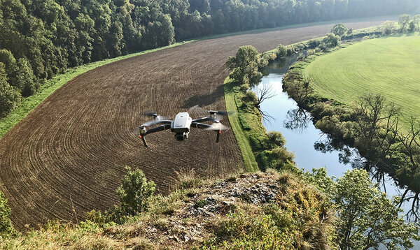 Fliegende Drohne über einem Flusstal
