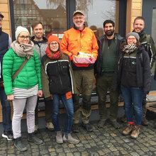 Gruppenfoto: Peter Wohlleben mit Studierenden