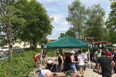 Studierende beim Bau des PV-Carports