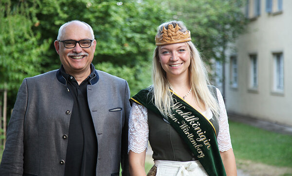 Rektor Prof. Bastian Kaiser steht mit der Waldkönigin Eva-Maria Speidel vorder Hochschule Rottenburg