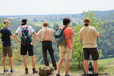Studierende stehen nebeneinander am Abgrund und schauen in das Donautal