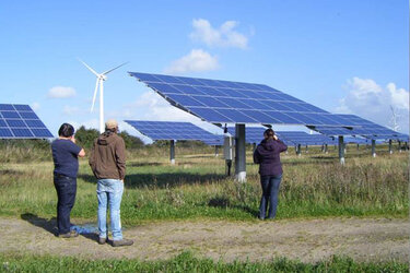 Studierende stehen vor einem Energiepark