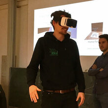 Student mit VR-Brille