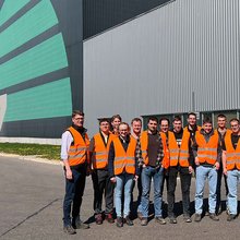Gruppenfoto mit den Teilnehmern vor dem Firmengebäude.