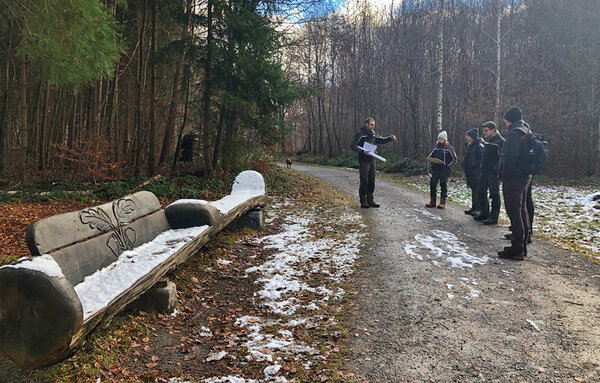 Leiter des städtischen Forstbetriebs, Markus Klas, erläutert den Studierenden im Wald die Herausforderungen der „urbanen Forstwirtschaft“