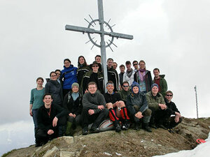 Gruppenfoto: Mitglieder des Bibelkreises an einem Gipfelkreuz