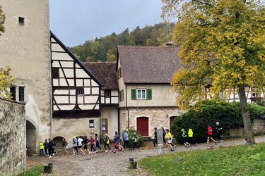 Teilnehmer laufen über das Schlossgelände