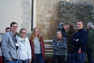 Gruppenfoto mit gut gelaunten Gästen im Arboretum der Hochschule Rottenburg