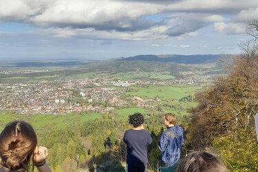 Blick vom Albtrauf. Im Vordergrund Studierende