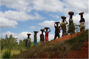 Kaffee-Ernte in Burundi: Die Ernte wird auf dem Kopf getragen