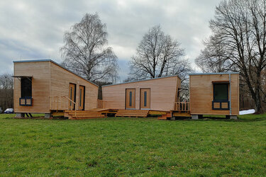 Blick auf die drei mobilen Module aus Holz