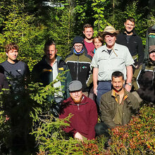 Gruppenfoto mit den Teilnehmern im Wald