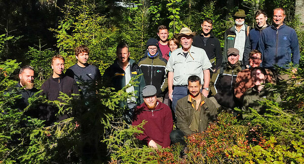 Gruppenfoto mit den Teilnehmern im Wald