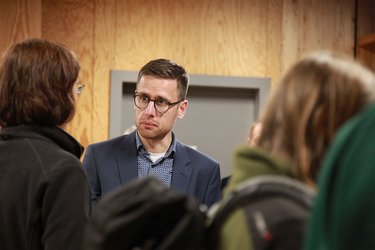 Prof. Eberle im Gespäch mit Gästen