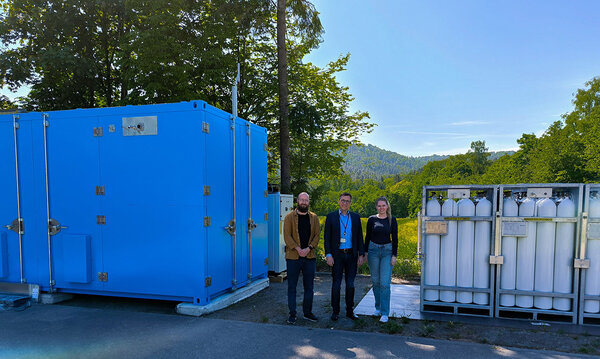 Gruppenfoto vor der neuen Wassersoffanlage