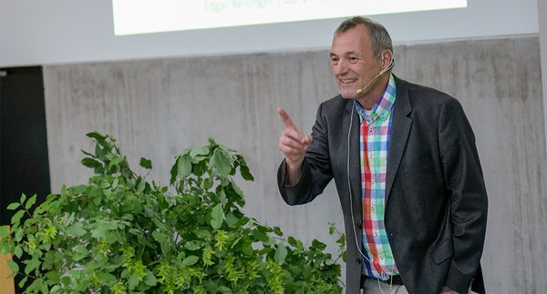 Prof. Rainer Luick moderiert auf der Bühne sein Abschiedssymposium