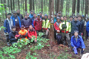 Eine Delegation der HFR machte sich gemeinsam mit 15 Studierenden im Rahmen einer zehntägigen Reise ein Bild vom aktuellen Entwicklungsstand der japanischen Forstwirtschaft
