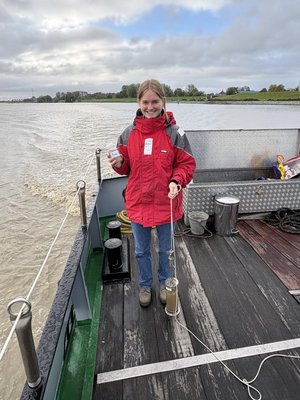 Jule Heidenreich mit Wasserproben auf einem Schiff