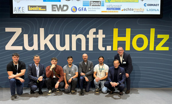 Gruppenfoto mit Studierenden und Dr. Stephan Lang, Präsident Deutsche Säge- und Holzindustrie