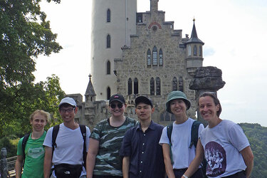 Gruppenfoto: Studierende des Internationalen Buddy-Programm vor dem Schloss Lichtenstein 