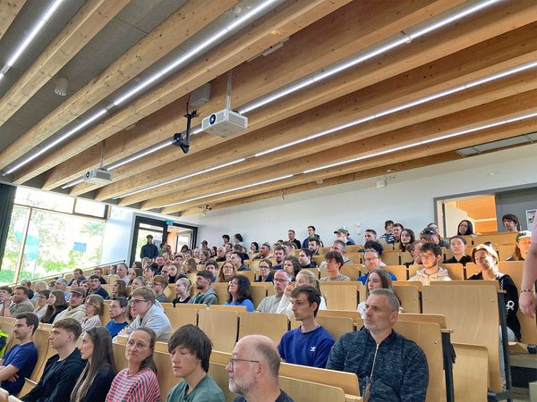 Blick auf die Besucher in der gefüllten Aula