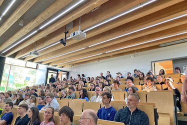 Blick auf die Besucher in der gefüllten Aula