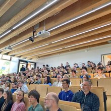 Blick auf die Besucher in der gefüllten Aula