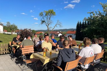 Studierende sitzen im Biergarten