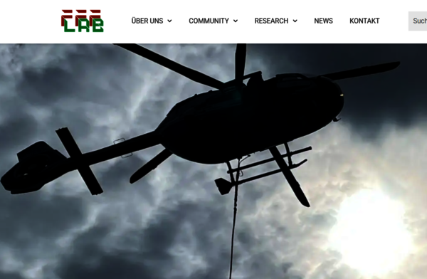 Bei dem Bild handelt es sich um einen Screenshot von der Startseite der neuen FFF Lab-Webseite, dort ist ein Helikopter von unten zu sehen