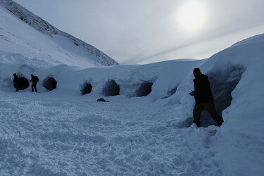 Blick auf mehrere Schneehöhlen nebeneinander