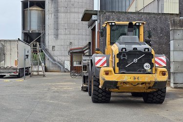 Radlader auf dem Werksgelände