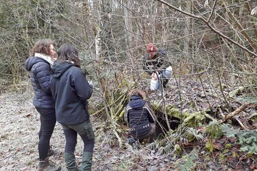 Forststudierende bei der Erkundung eines alten Wurftaubenbunkers.