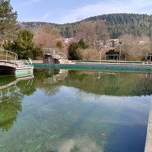 Blick auf das Schwimmbecken im Naturbad