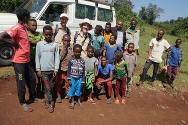 Gruppenfoto mit einheimischen Kindern, Stefan und Kai 